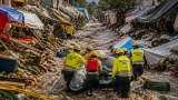 Corriente de lluvia arrastra puestos en Santa Catarina; tres personas permanecen desaparecidas