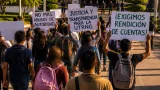 Estudiantes exigen fuera a directora tras asesinato de alumno en Iguala