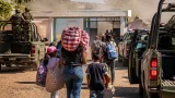 Familias desplazadas regresan a sus hogares en Lazaro Cardenas tras operativo de seguridad