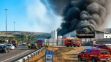 Incendio en planta de residuos en Zamora activa alerta por nube tóxica y cortes en la A-11