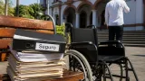 Profesor de Orizaba con esclerosis múltiple lleva 12 años en espera del pago de su seguro institucional
