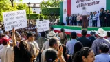 Sheinbaum defiende en Huajuapan a Alejandro Murat tras abucheos en acto de vivienda