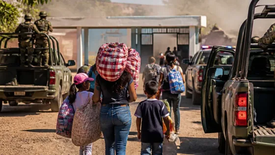 Familias desplazadas regresan a sus hogares en Lazaro Cardenas tras operativo de seguridad