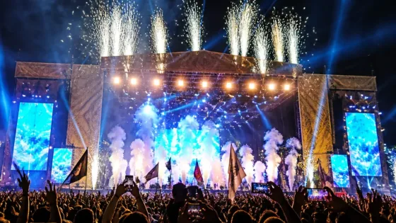 Mötley Crüe congrega a miles en la FENAPO durante concierto gratuito