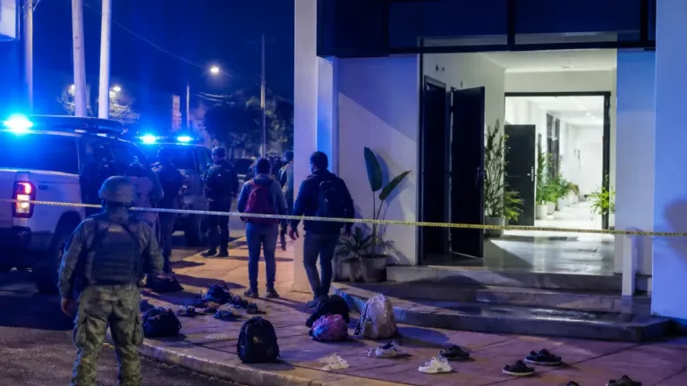 Cateo en centro de rehabilitación en Tepic deja seis internos fugados y tensión en la colonia