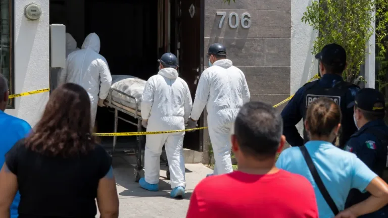 Encuentran a una mujer fallecida en su domicilio de Santa Catarina; investigación en curso
