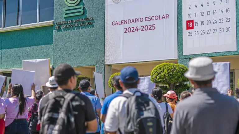 Gobierno federal reintegra a 96 docentes de Colbach Jalisco tras diez años de litigio