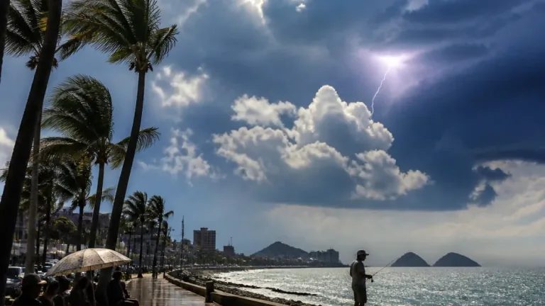 Mazatlán enfrentará sábado de intenso calor y probabilidad de tormentas eléctricas