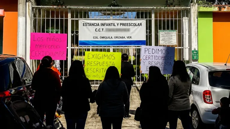 Padres y trabajadores exigen certidumbre por posible cierre de estancia del ISSSTE en Orizaba