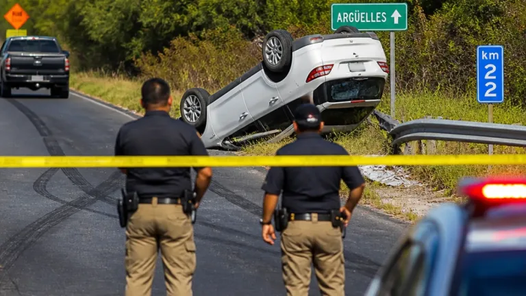 Reynosa: investigan muerte de agente federal tras volcadura en la carretera ribereña