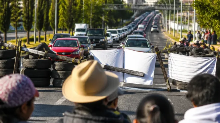Vecinos bloquean acceso por la Recta en San Andres Cholula para exigir pago de un predio