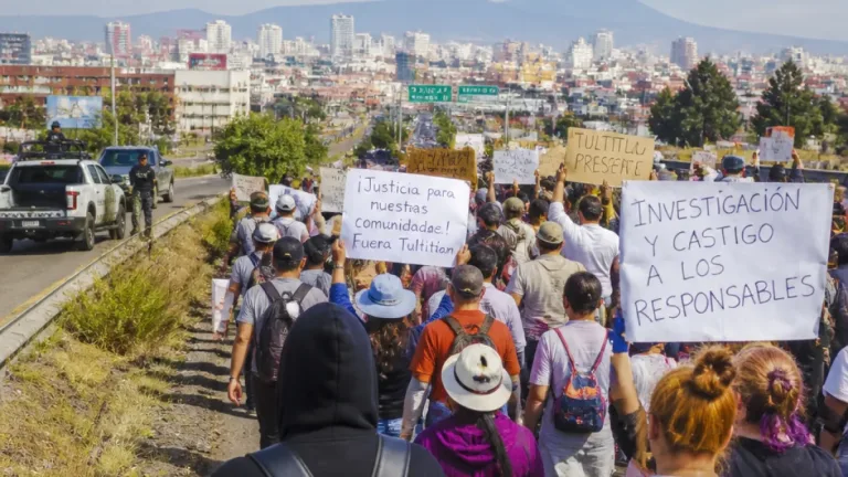 Vecinos de Tultitlán marchan a Toluca para denunciar presunto encubrimiento contra el ayuntamiento
